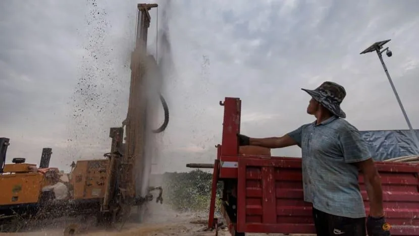 Thợ khoan đang làm việc ở thành phố Cửu Giang, tỉnh Giang Tây, Trung Quốc. Ảnh: REUTERS. Thợ khoan đang làm việc ở thành phố Cửu Giang, tỉnh Giang Tây, Trung Quốc. Ảnh: REUTERS.