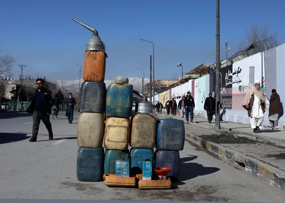 Các thùng xăng ở thủ đô Kabul (Afghanistan). Ảnh: REUTERS Các thùng xăng ở thủ đô Kabul (Afghanistan). Ảnh: REUTERS