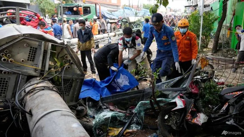 Cảnh sát đưa đưa thi thể nạn nhân ra ngoài sau vụ tai nạn giao thông ở thành phố Bekasi (Indonesia) ngày 31-8. Ảnh: AP Cảnh sát đưa đưa thi thể nạn nhân ra ngoài sau vụ tai nạn giao thông ở thành phố Bekasi (Indonesia) ngày 31-8. Ảnh: AP