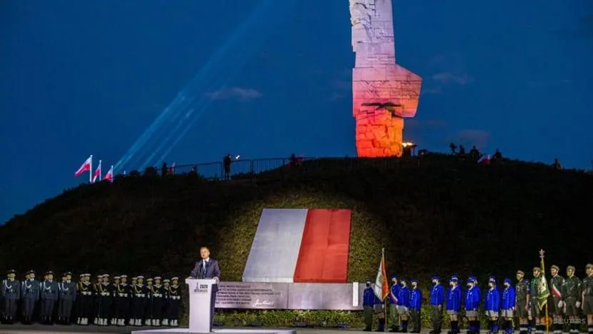 Tổng thống Ba Lan Andrzej Duda phát biểu trong buổi lễ kỷ niệm 81 năm ngày Chiến tranh thế giới thứ hai bùng nổ tại Đài tưởng niệm Westerplatte ở thành phố Gdansk (Ba Lan) ngày 1-9-2020. Ảnh: REUTERS Tổng thống Ba Lan Andrzej Duda phát biểu trong buổi lễ kỷ niệm 81 năm ngày Chiến tranh thế giới thứ hai bùng nổ tại Đài tưởng niệm Westerplatte ở thành phố Gdansk (Ba Lan) ngày 1-9-2020. Ảnh: REUTERS