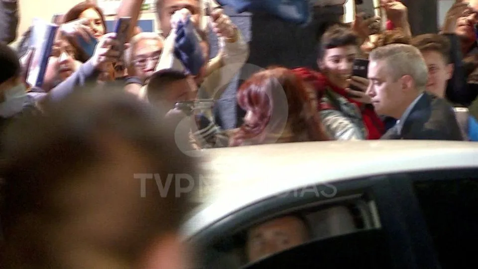 Một người đàn ông chĩa súng vào Phó Tổng thống Argentina - bà Cristina Fernandez de Kirchner ngày 1-9. Ảnh: REUTERS