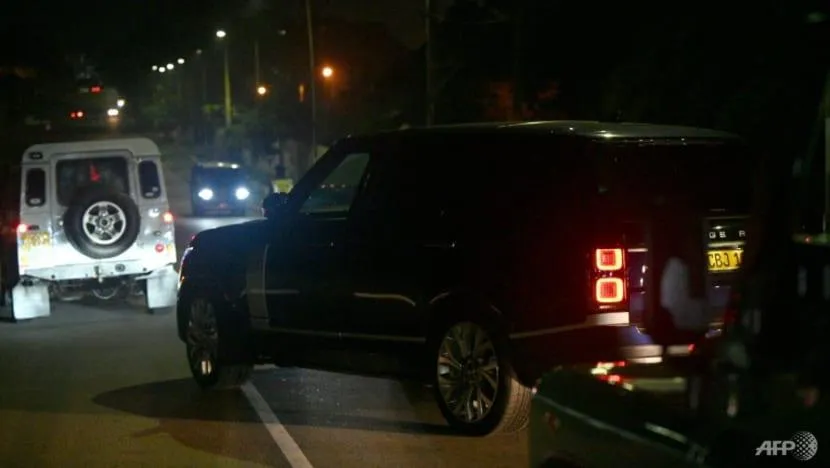 Đoàn xe được cho là chở cựu tổng thống Sri Lanka - ông Gotabaya Rajapaksa sau khi ông về nước. Ảnh: AFP Đoàn xe được cho là chở cựu tổng thống Sri Lanka - ông Gotabaya Rajapaksa sau khi ông về nước. Ảnh: AFP