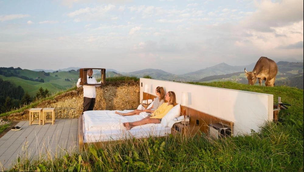 "Các quản gia hiện đại là thành viên của cộng đồng địa phương và hầu hết phí đêm phòng được sử dụng để trả lương cho họ" - các nhà sáng lập dự án chia sẻ. Ảnh: NULL STERN HOTEL