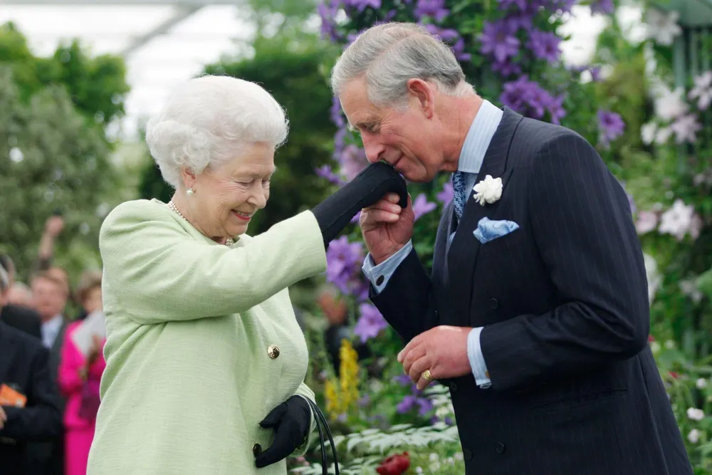 Nữ hoàng Elizabeth II trao tặng Thái tử Charles Huân chương Danh dự Victoria của Hiệp hội Làm vườn Hoàng gia trong chuyến thăm Chelsea Flower Show ở London vào tháng 5-2009. Ảnh: CNN
