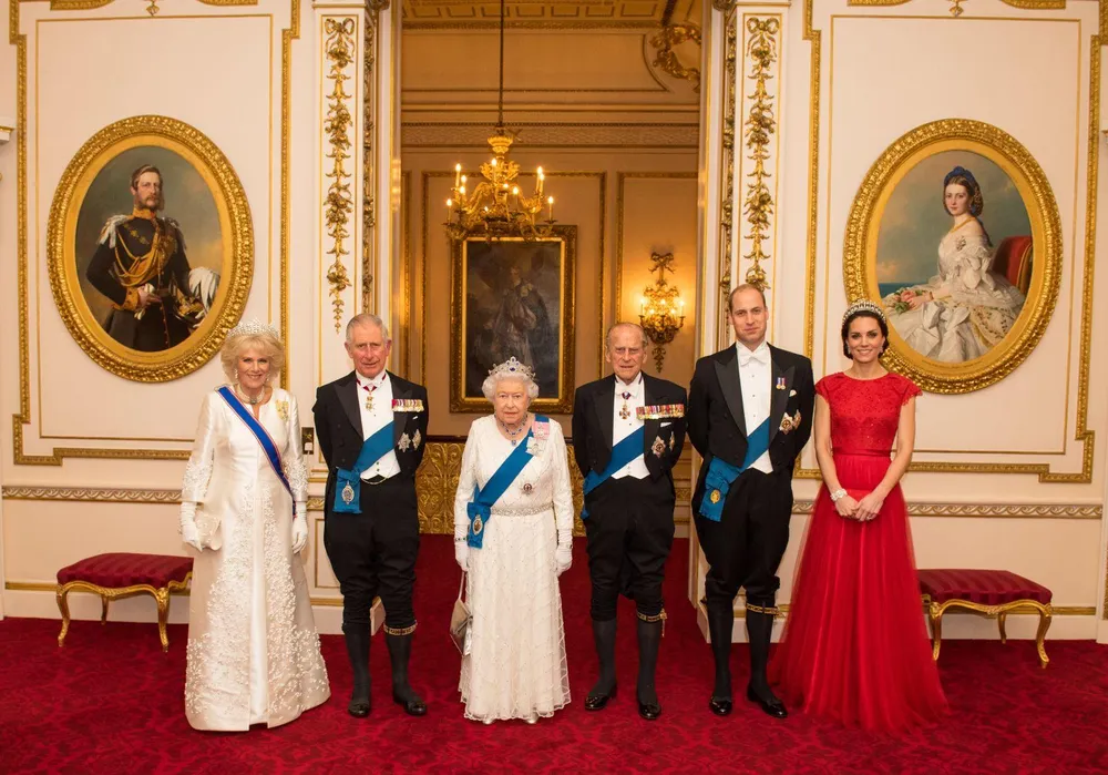 Các thành viên của gia đình hoàng gia Anh chụp ảnh tại Cung điện Buckingham vào tháng 12-2016. Ảnh: CNN