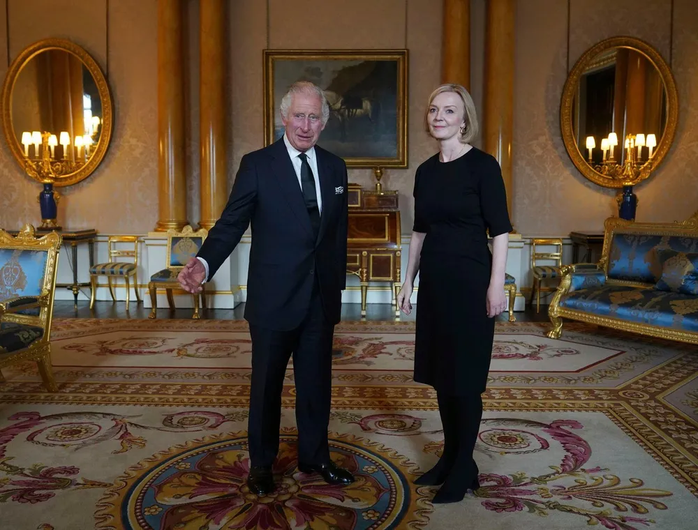 Thái tử Charles gặp gỡ tân Thủ tướng Liz Truss sau khi ông trở thành Vua của Anh vào tháng 9-2022. Ảnh: AP