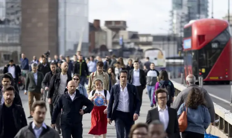 Hàng ngàn người lao động Anh tham gia chương trình thử nghiệm làm việc 4 ngày/tuần. ẢNH: GETTY IMAGES Hàng ngàn người lao động Anh tham gia chương trình thử nghiệm làm việc 4 ngày/tuần. ẢNH: GETTY IMAGES
