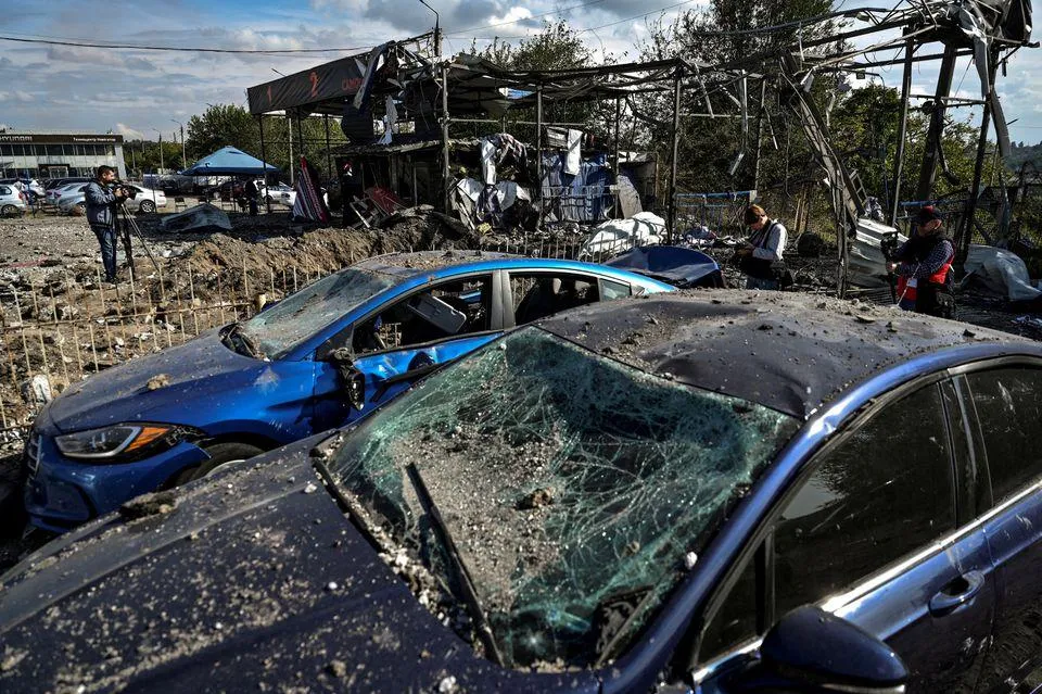 Đống đổ nát sau trận pháo kích của Nga ở tỉnh Zaporizhia (Ukraine) ngày 23-9. Ảnh: REUTERS Đống đổ nát sau trận pháo kích của Nga ở tỉnh Zaporizhia (Ukraine) ngày 23-9. Ảnh: REUTERS