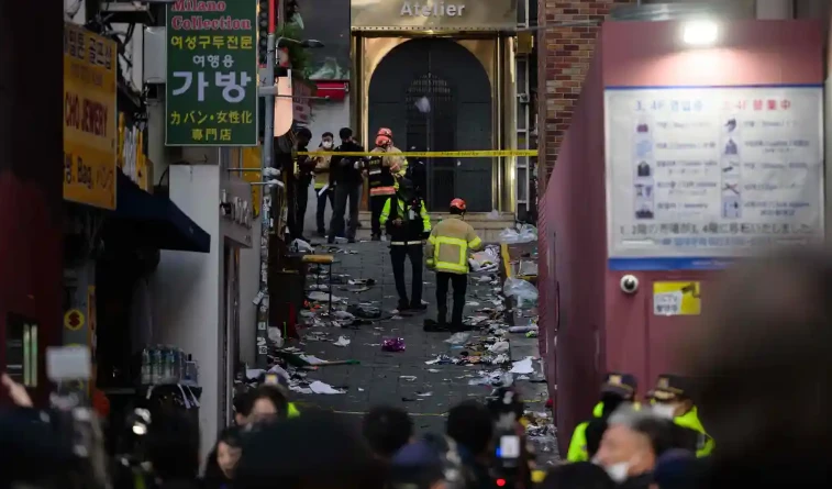 Lực lượng cứu hộ khẩn cấp Hàn Quốc phong tỏa con hẻm xảy ra thảm họa giẫm đạp kinh hoàng nhất nước này đêm 29-10. Ảnh: AP