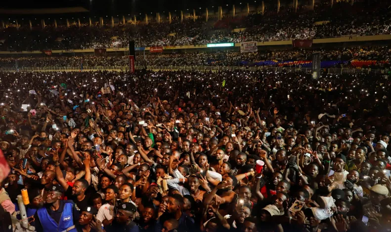 Người hâm mộ tập trung tại đêm hòa nhạc của ca sĩ người Congo Fally Ipupa diễn ra tại sân vận động Martyrs ngày 29-10. Ảnh: REUTERS Người hâm mộ tập trung tại đêm hòa nhạc của ca sĩ người Congo Fally Ipupa diễn ra tại sân vận động Martyrs ngày 29-10. Ảnh: REUTERS