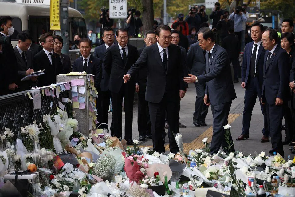 Tổng thống Hàn Quốc Yoon Suk-yeol (trái) và Thủ tướng Han Duck-soo đến tưởng niệm nạn nhân vụ giẫm đạp Halloween. Ảnh: REUTERS Tổng thống Hàn Quốc Yoon Suk-yeol (trái) và Thủ tướng Han Duck-soo đến tưởng niệm nạn nhân vụ giẫm đạp Halloween. Ảnh: REUTERS