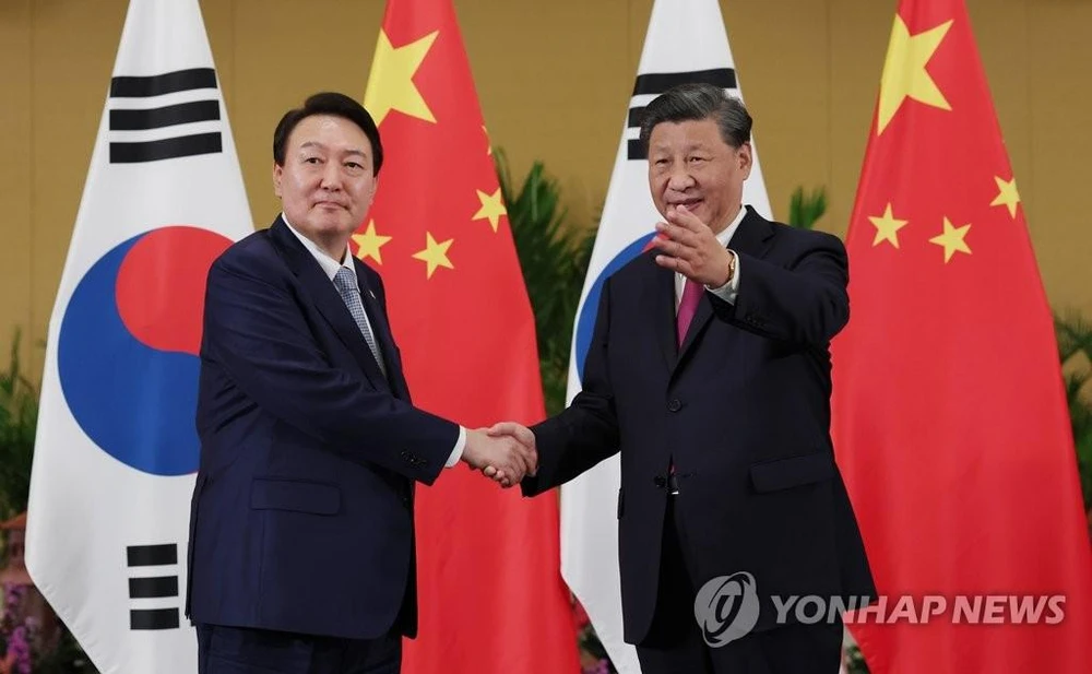 Tổng thống Hàn Quốc Yoon Suk-yeol (trái) và Chủ tịch Trung Quốc Tập Cận Bình. Ảnh: YONHAP