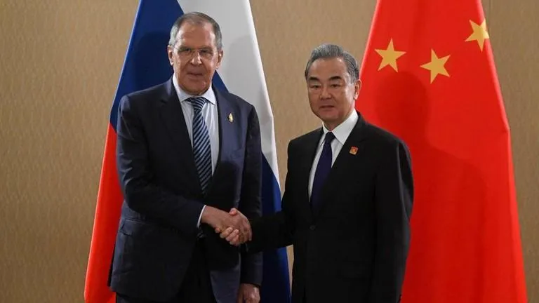 Ngoại trưởng Nga Sergey Lavrov (trái) và Bộ trưởng Ngoại giao Trung Quốc Vương Nghị. Ảnh: SPUTNIK