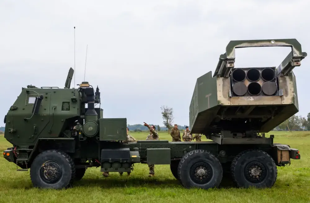 Một tổ hợp pháo phản lực cơ động cao (HIMARS) được chụp trong cuộc tập trận quân sự ở Latvia vào ngày 26-9. Ảnh: GETTY IMAGES