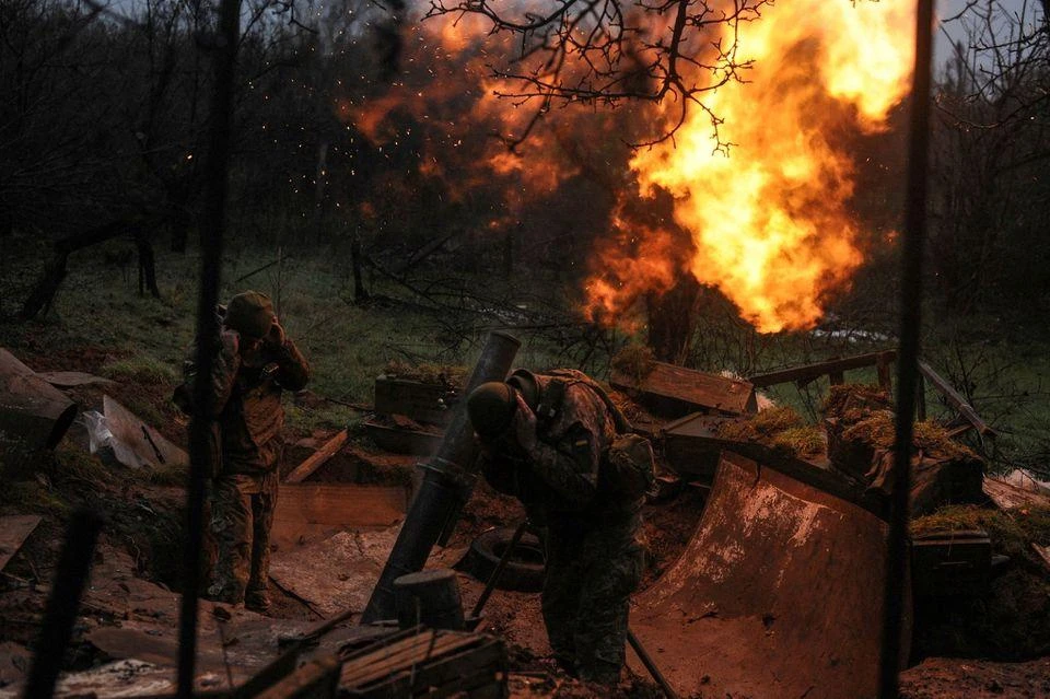 Quân Ukraine bắn súng cối về phía các lực lượng Nga tại tiền tuyến tỉnh Donetsk (vùng Donbass). Ảnh: REUTERS