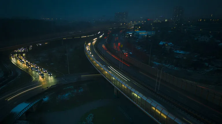 Giao thông ở thủ đô Warsaw (Ba Lan) vào tối 25-11. Ảnh: GETTY IMAGES Giao thông ở thủ đô Warsaw (Ba Lan) vào tối 25-11. Ảnh: GETTY IMAGES