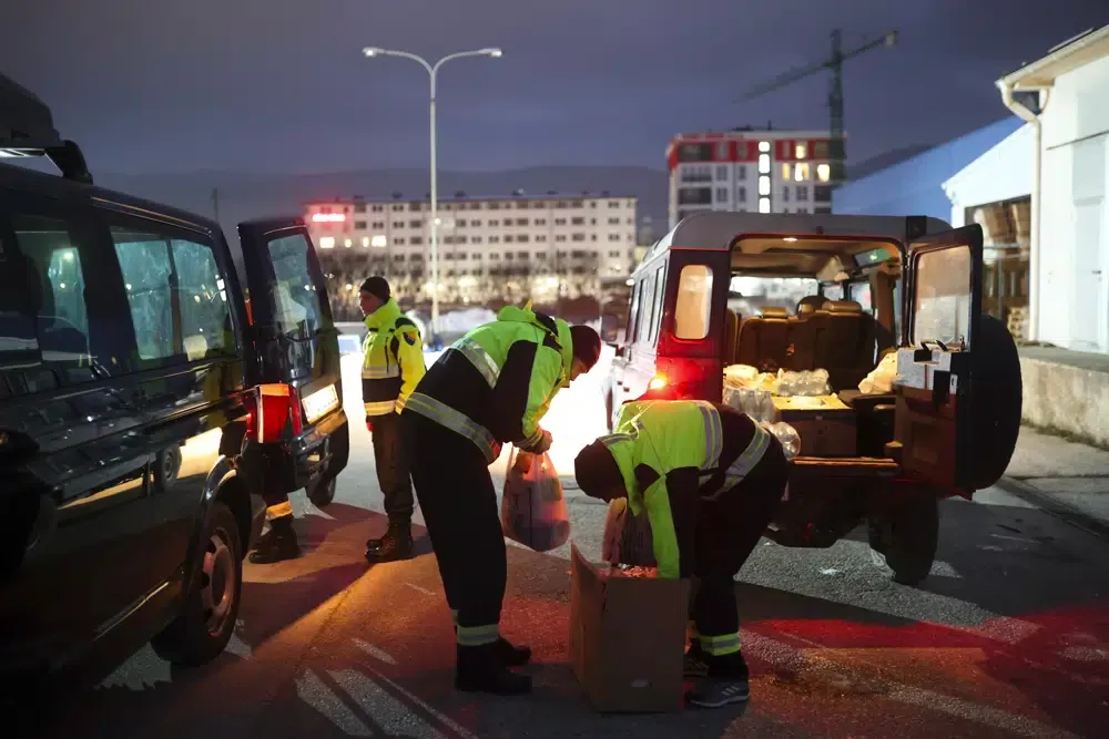 Lực lượng cứu hộ Bosnia chuẩn bị các gói thực phẩm trước khi lên đường đến Thổ Nhĩ Kỳ vào ngày 7-2. Ảnh: AP
