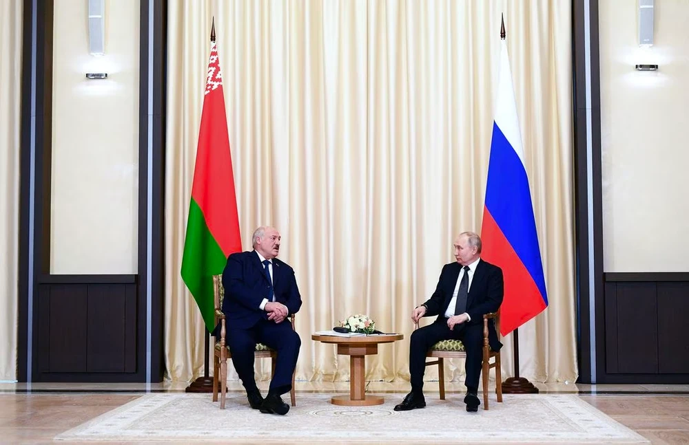 Tổng thống Belarus - ông Alexander Lukashenko (trái) hội đàm với Tổng thống Nga Vladimir Putin hồi giữa tháng 2. Ảnh: REUTERS