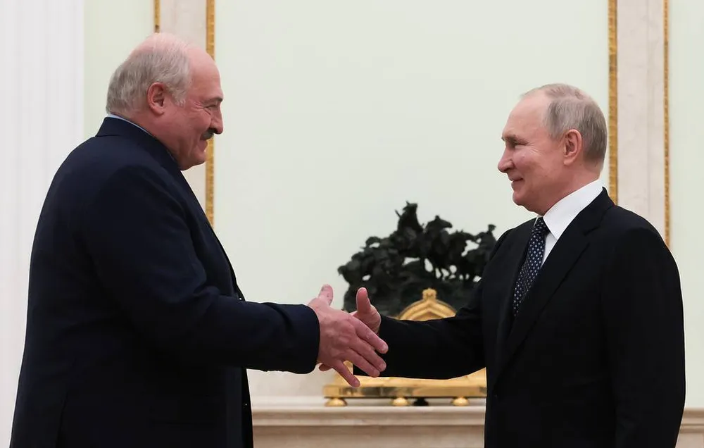 Tổng thống Belarus Alexander Lukashenko (trái) và Tổng thống Nga Vladimir Putin. Ảnh: TASS