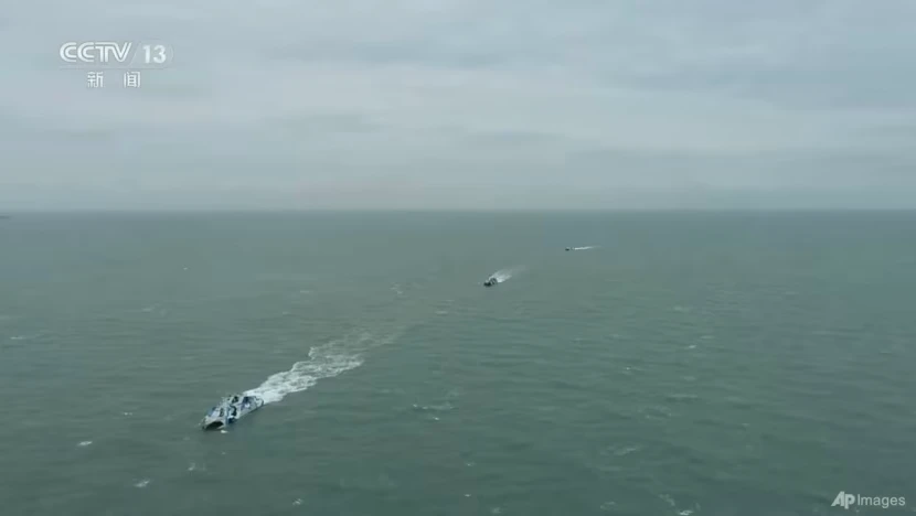 Ảnh chụp màn hình từ đoạn video CCTV đăng ngày 8-4 cho thấy tàu Trung Quốc vượt đường trung tuyến ở eo biển Đài Loan. Ảnh: AP/CCTV