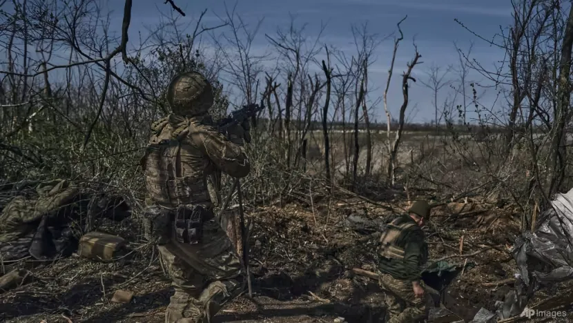 Binh sĩ Ukraine nổ súng về phía Nga tại chiến địa Bakhmut ngày 10-4. Ảnh: AP Binh sĩ Ukraine nổ súng về phía Nga tại chiến địa Bakhmut ngày 10-4. Ảnh: AP