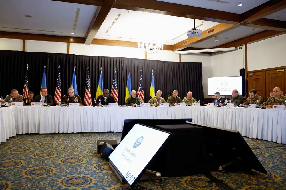 Mỹ cùng các nước chủ yếu là đồng minh họp tại căn cứ không quân ở Ramstein (Đức) ngày 21-4. Ảnh: REUTERS