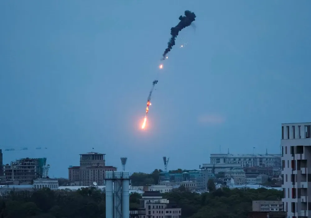 UAV bị bắn hạ trên bầu trời Kiev, trong bối cảnh Nga tấn công thủ đô Ukraine tối 4-5. Ảnh: REUTERS UAV bị bắn hạ trên bầu trời Kiev, trong bối cảnh Nga tấn công thủ đô Ukraine tối 4-5. Ảnh: REUTERS