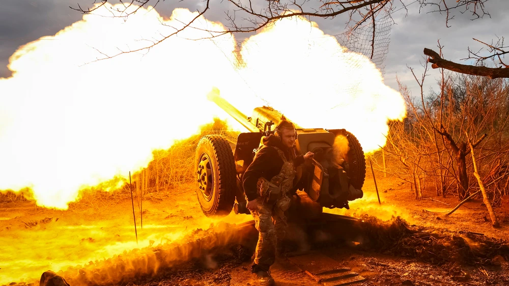 Lính Ukraine khai hoả lựu pháo D-30 tại tiền tuyến Bakhmut hồi cuối tháng 4. Ảnh: REUTERS