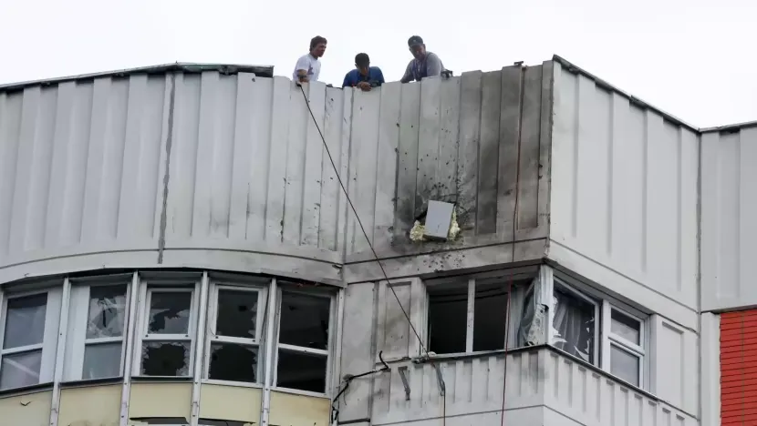 Một chung cư ở Moscow bị hư hại sau đợt không kích UAV ngày 30-5. Ảnh: REUTERS