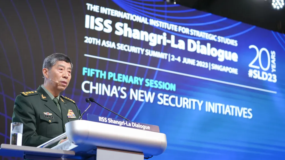 Bộ trưởng Quốc phòng TQ Lý Thượng Phúc phát biểu tại phiên họp &quot;Sáng kiến an ninh mới của TQ&quot; trong khuôn khổ Đối thoại Shangri-La 2023 tại Singapore. Ảnh: IISS