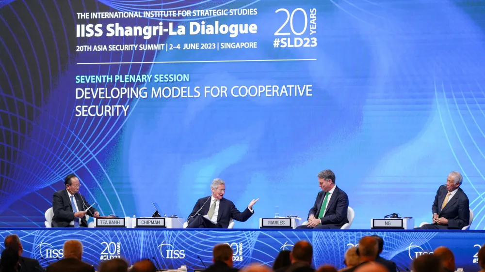 Các đại biểu tham dự phiên đối thoại &quot;Phát triển mô hình hợp tác an ninh&quot; trong khuôn khổ đối thoại Shangri-La 2023 tại Singapore. Ảnh: IISS