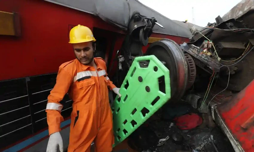 Nhân viên cứu hộ Ấn Độ kết thúc công tác cứu hộ nạn nhân mắc kẹt trong vụ tai nạn đường sắt 2-6. Ảnh: AFP Nhân viên cứu hộ Ấn Độ kết thúc công tác cứu hộ nạn nhân mắc kẹt trong vụ tai nạn đường sắt 2-6. Ảnh: AFP