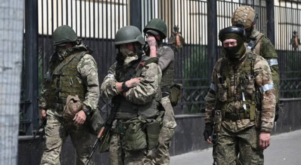 Lính đánh thuê Wagner trên đường phố TP Rostov-on-Don (tỉnh Rostov, Nga) ngày 24-6. Ảnh: SPUTNIK