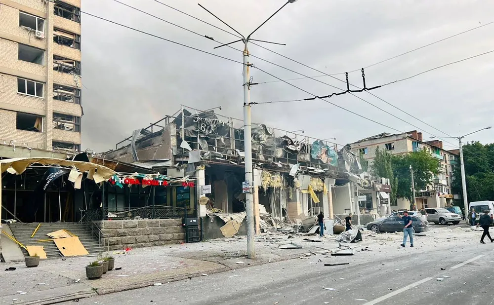 Đống đổ nát sau đợt oanh tạc của Nga ở TP Kramatorsk (Donetsk) tối 27-6. Ảnh: REUTERS Đống đổ nát sau đợt oanh tạc của Nga ở TP Kramatorsk (Donetsk) tối 27-6. Ảnh: REUTERS