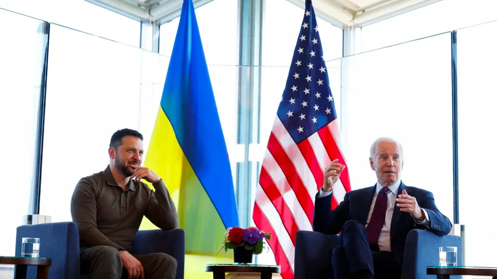 Tổng thống Mỹ Joe Biden (phải) và Tổng thống Ukraine - ông Volodymyr Zelensky. Ảnh: REUTERS