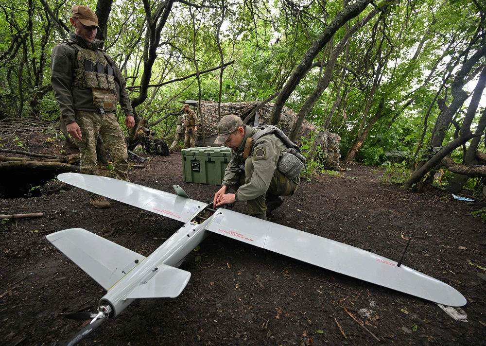 Binh sĩ Ukraine kiểm tra UAV trinh sát Leleka tại tiền tuyến Donetsk ngày 27-6. Ảnh: AFP