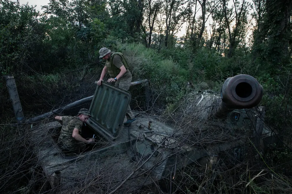 Binh sĩ Ukraine bắn pháo tự hành ở Bakhmut ngày 28-8. Ảnh: THE NEW YORK TIMES Binh sĩ Ukraine bắn pháo tự hành ở Bakhmut ngày 28-8. Ảnh: THE NEW YORK TIMES
