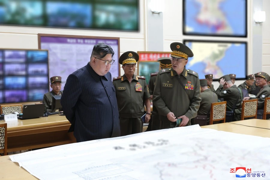 Lãnh đạo Triều Tiên Kim Jong-un thăm sở chỉ huy huấn luyện của Bộ Tổng tham mưu quân đội Triều Tiên vào ngày 29-8. Ảnh: KCNA