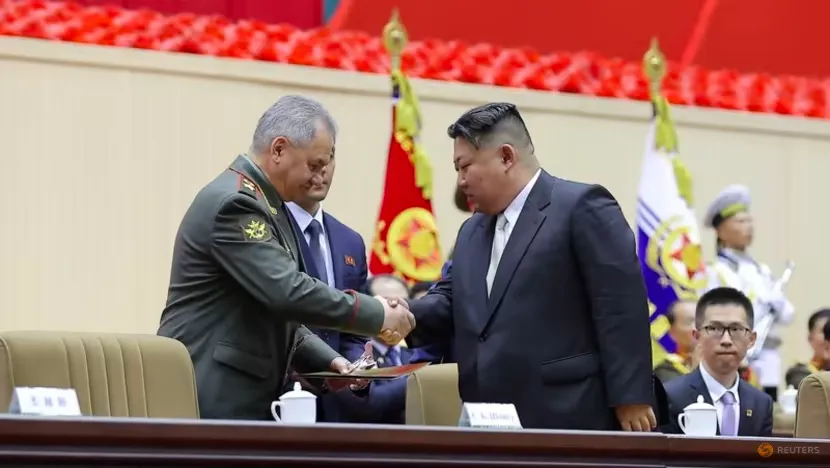 Bộ trưởng Quốc phòng Nga Sergei Shoigu (trái) bắt tay nhà lãnh đạo Triều Tiên Kim Jong-un hồi tháng 7. Ảnh: KCNA Bộ trưởng Quốc phòng Nga Sergei Shoigu (trái) bắt tay nhà lãnh đạo Triều Tiên Kim Jong-un hồi tháng 7. Ảnh: KCNA
