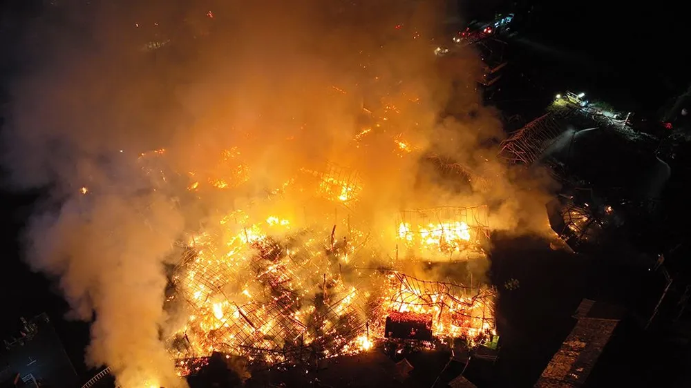 Ảnh nhìn từ trên cao chợ nổi Pattaya bị cháy rụi tối 7-9. Ảnh: KHAOSOD ENGLISH