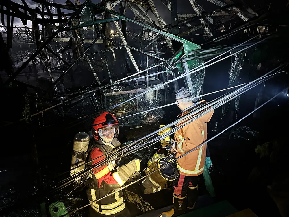 Lính cứu hỏa làm việc tại hiện trường vụ cháy tối 7-9. Ảnh: KHAOSOD ENGLISH