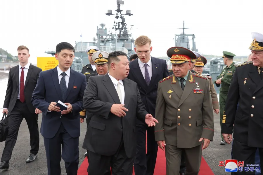 Nhà lãnh đạo Triều Tiên Kim Jong-un (trái) gặp Bộ trưởng Quốc phòng Nga Sergei Shoigu ngày 16-9. Ảnh: KCNA Kim Jong-un.jpeg