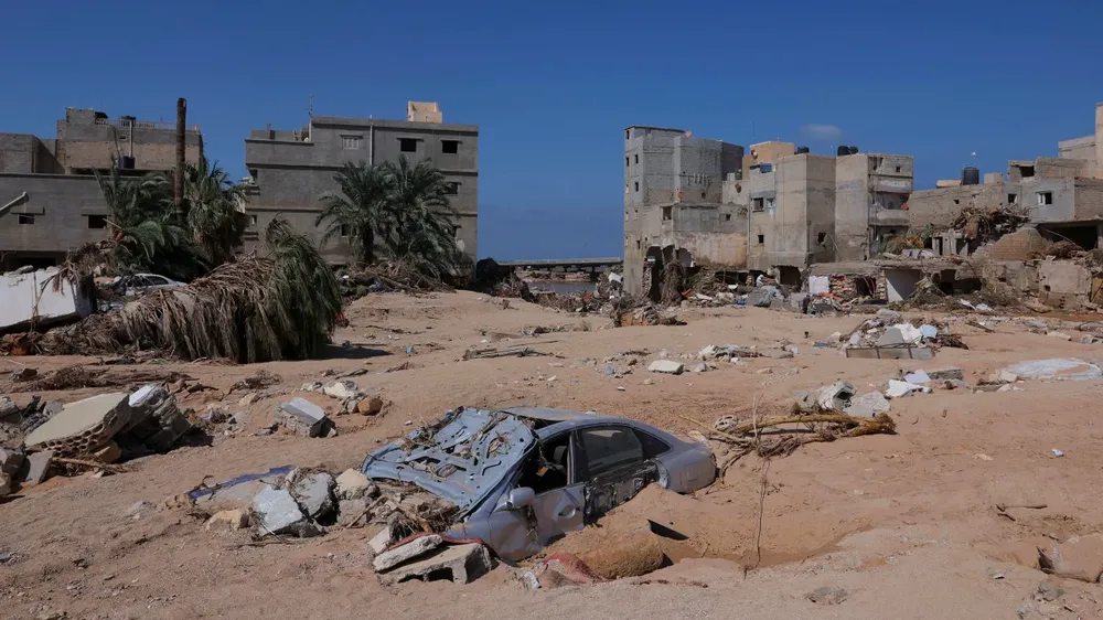Xe hơi bị chôn vùi sau trận lũ lụt kinh hoàng ở TP Derna (Libya). Ảnh: REUTERS Libya.png