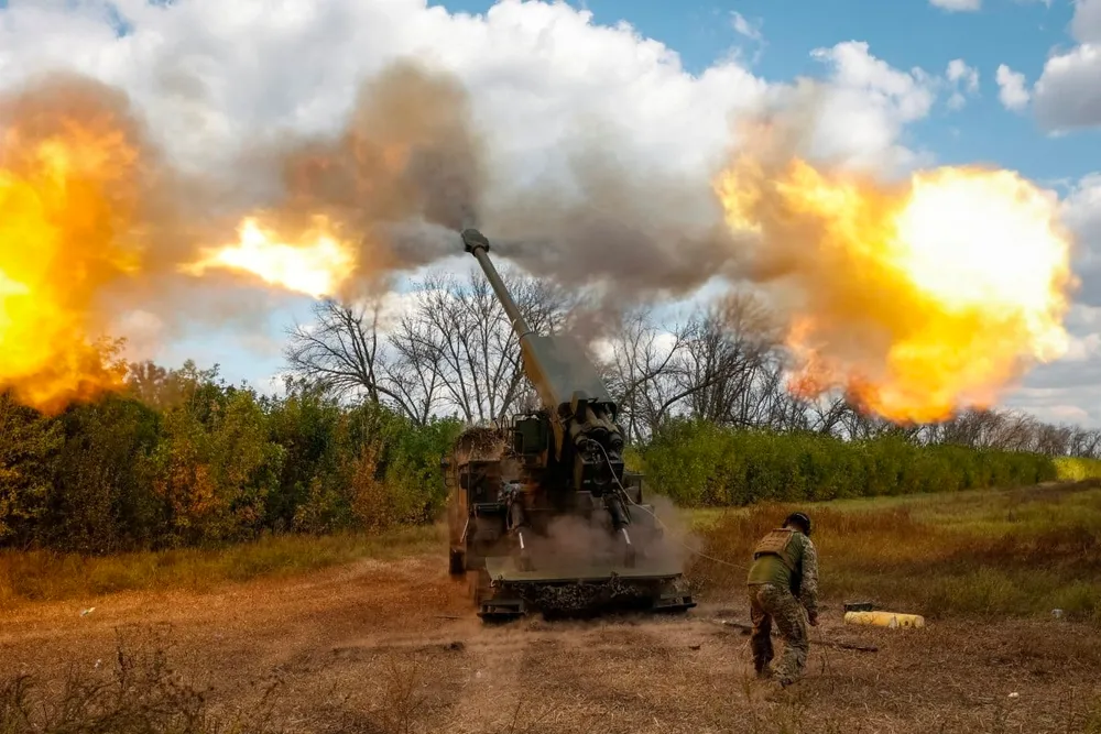 Binh sĩ Ukraine bắn pháo tự hành 2S22 Bohdana về phía quân Nga tại tiền tuyến Donetsk. Ảnh: REUTERS a.png