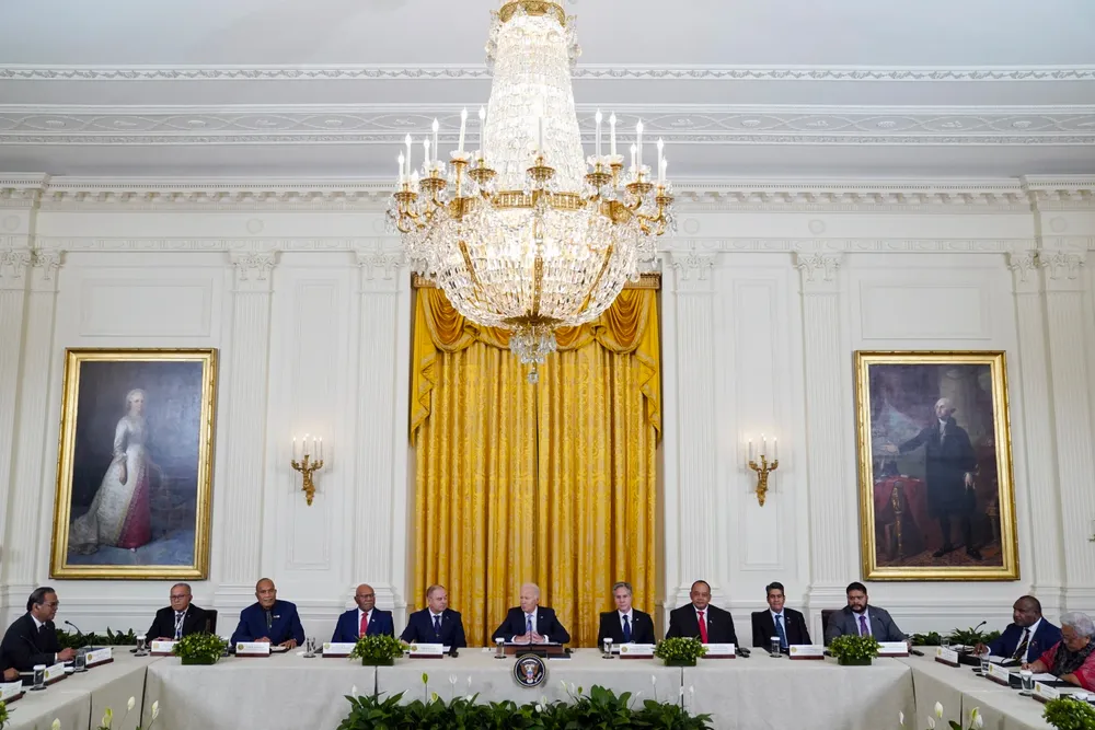 Tổng thống Mỹ Joe Biden (giữa) hội đàm cùng với lãnh đạo các đảo quốc Thái Bình Dương tại Diễn đàn các đảo quốc Thái Bình Dương ở Nhà Trắng ngày 25-9. Ảnh: AP a.png