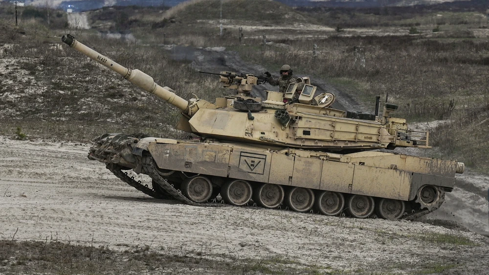 Lính Mỹ huấn luyện với xe tăng M1A2 Abrams Ba Lan hồi tháng 4. Ảnh: GETTY IMAGES Abrams.jpeg