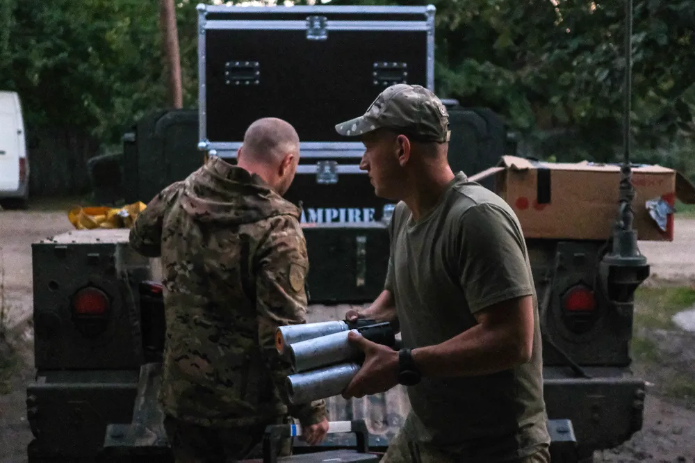 Binh sĩ Ukraine chất UAV và đạn dược vào sau xe quân sự Humvee do Mỹ tài trợ. Ảnh: CNN a.jpeg