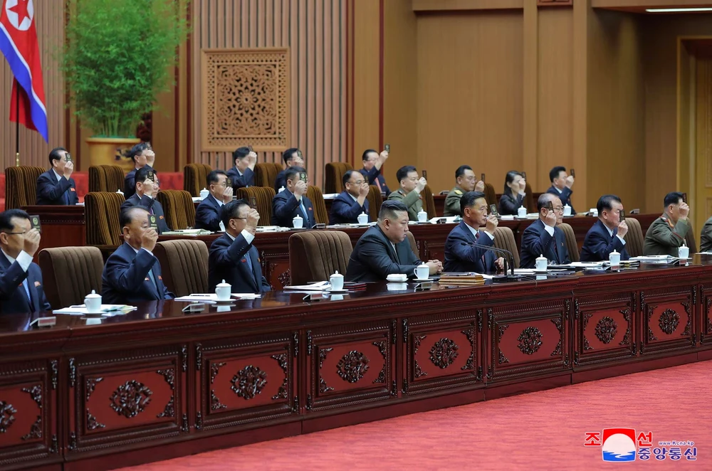 Lãnh đạo Triều Tiên Kim Jong-un tham dự kỳ họp thứ 9 quốc hội Triều Tiên khoá 14 trong 2 ngày 26 và 27-9. Ảnh: KCNA a.png
