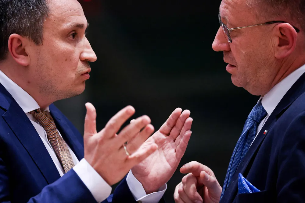 Bộ trưởng Nông nghiệp Ba Lan Robert Telus (phải) nói chuyện với người đồng cấp Ukraine - ông Mykola Solskyi tại Bỉ hồi tháng 5. Ảnh: GETTY IMAGES a.jpeg