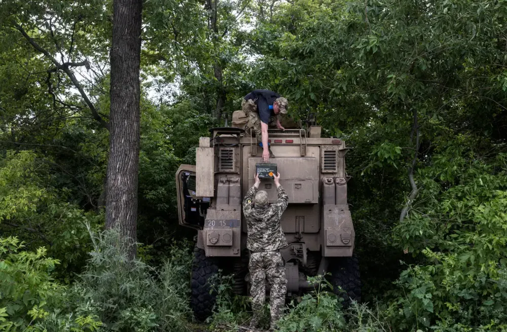 Lính Ukraine triển khai xe bọc thép trong chiến dịch phản công ở tỉnh Donetsk vào tháng 6. Ảnh: THE NEW YORK TIMES ảnh 1_donetsk.png